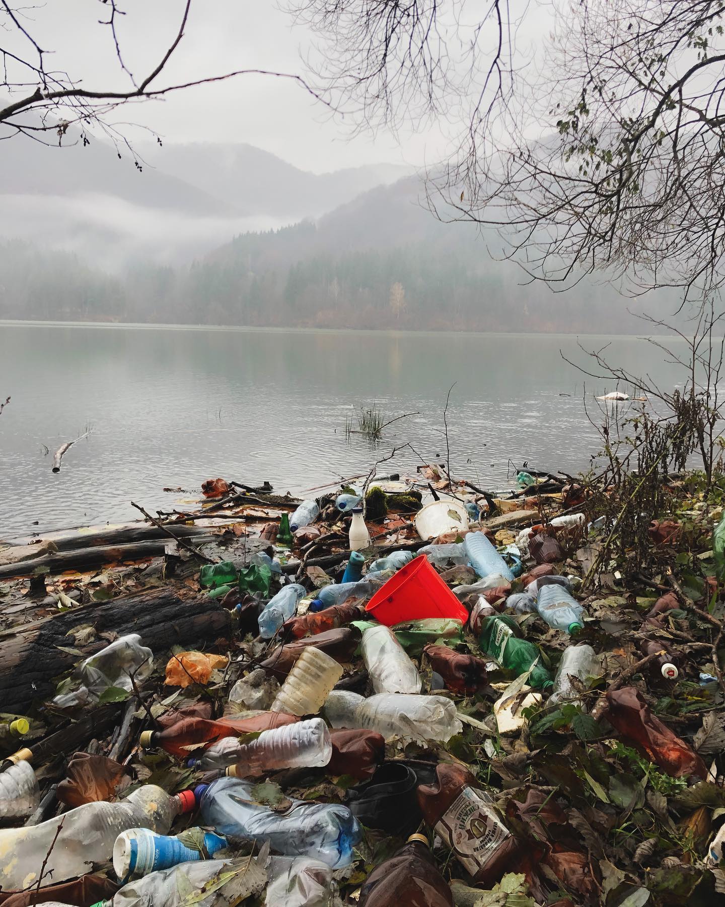 Сьогодні знов зібрались з @chysto.de на Вільшанському водосховищі, для заключного в цьому році прибиранні сміття. В дощ, і в холод, в резинових чоботах, з дощовиками, і вірою в серці, що ми на правильному шляху. Нажаль на берегах ще багато сміття, які дочекаються на нас весною — авторський виріб ручної роботи з гутного скла / порцеляни, майстерня Jane and Mery