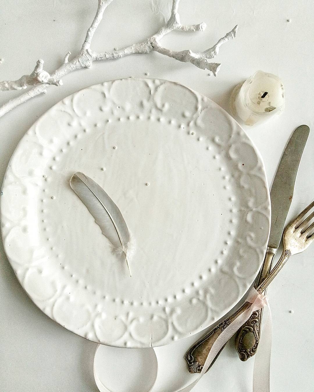 Розмір 24см.#ceramics #ceramictableware #table #plate #white #handmade #craft #decor #decoration #homesweethome #homedecor #art #madeinukraine #madeinua #кераміка #посуда #тарілка #білий #декордлядома #декор #ручнаяработа #купуйукраїнське #зробленовукраїні — авторський виріб ручної роботи з гутного скла / порцеляни, майстерня Jane and Mery