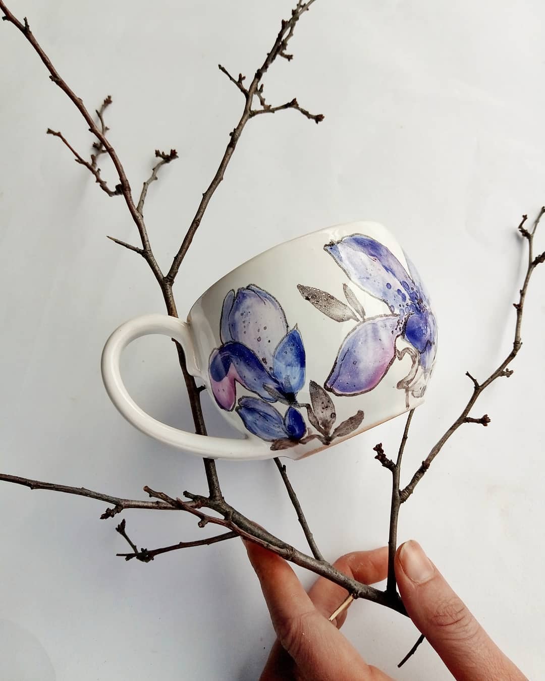 Одна з магноліями,  ємність 350мл. #ceramics #potteryart #pottery #art #cup #craft #clay #handmade #magnolia #кераміка #розпись #чашка #горнятко #кружка #магнолия #арт #декор — авторський виріб ручної роботи з гутного скла / порцеляни, майстерня Jane and Mery