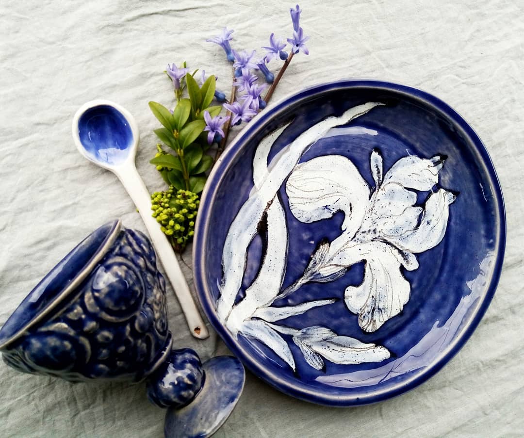 Тарілка з ірисом розміром 24см. Келих ємністю близько 200мл.  #ceramictableware #ceramic #potteryart #pottery #art #table #plate #iris #wineglass #decoration #spoon #craft #handmade #clay #art #loveceramic #кераміка #керамика #посуда #тарілка #розпись #ірис #арт #ложечки #фужер #келих #декор #ручнаяработа — авторський виріб ручної роботи з гутного скла / порцеляни, майстерня Jane and Mery