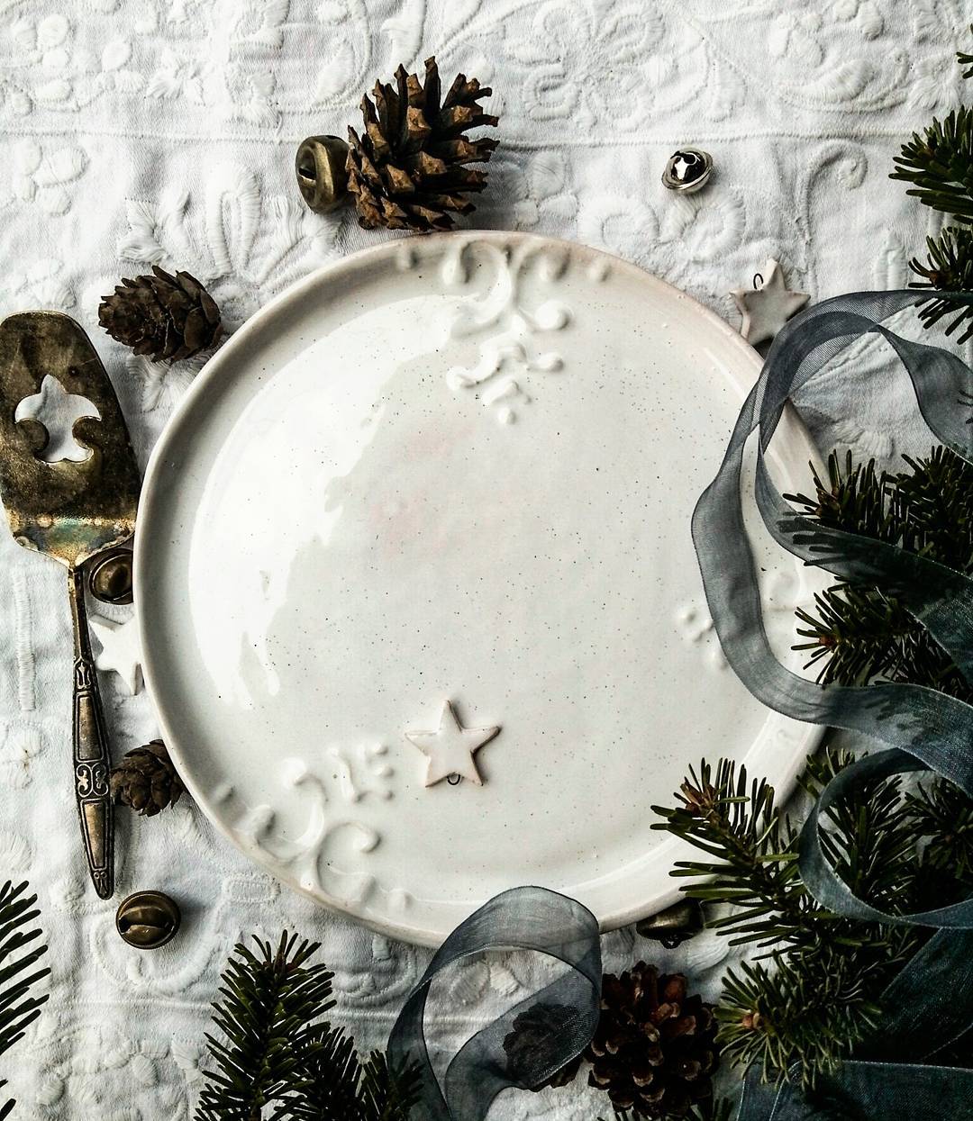 Розмір 21см #ceramictableware #ceramics #pottery #present #table #plate #art #craft #clay #decor #decoration #homesweethome #handmade #madeinukraine #white #кераміка #тарілка #посуд #купуйукраїнське #декор #декордлядома #арт #ручнаяработа #глазурь #глина — авторський виріб ручної роботи з гутного скла / порцеляни, майстерня Jane and Mery
