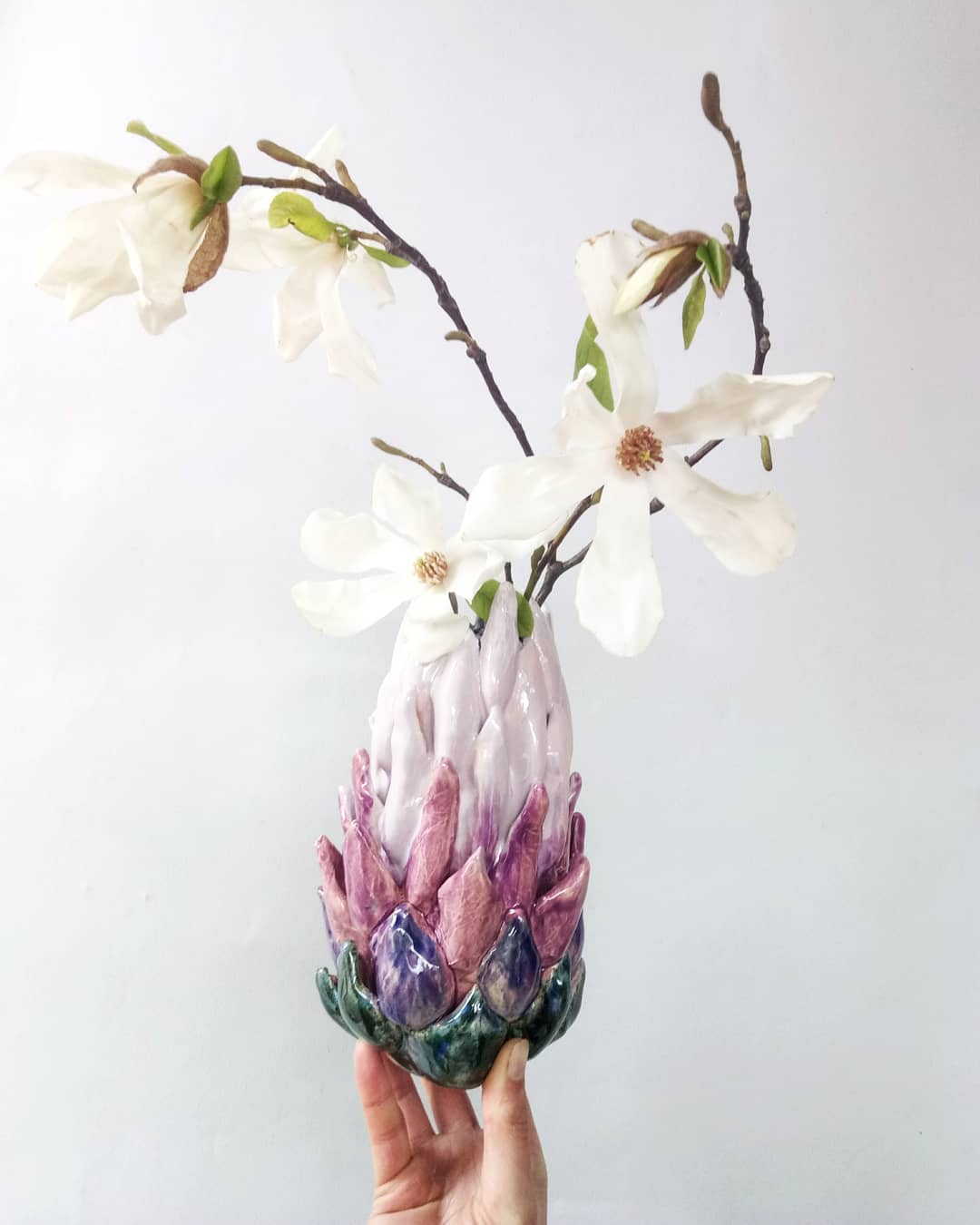 Ваза протея,  висота 20см  #ceramic #potteryart #pottery #art #vase #artvase #proteya #flowers #magnolia #decoration #handmade #craft #loveceramic #кераміка #ваза #протея #магнолия #декордлядома #декор #арт #ручнаяработа — авторський виріб ручної роботи з гутного скла / порцеляни, майстерня Jane and Mery