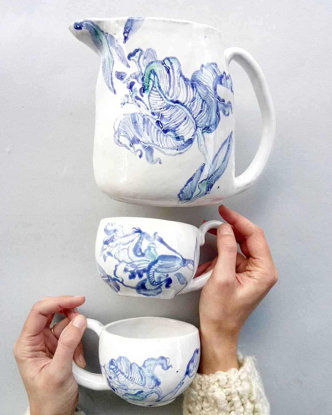 Графін об'ємом 1л.  Та дві кружечки 500мл. #ceramics #pottery #art #cups #cup #decor #handmade #madeinukraine #loveceramic #paintingart #кераміка #графін #чашки #кружки #розпис #горнятка #розпись #ручнаяработа #декордлядома #арт #купуйукраїнське — авторський виріб ручної роботи з гутного скла / порцеляни, майстерня Jane and Mery