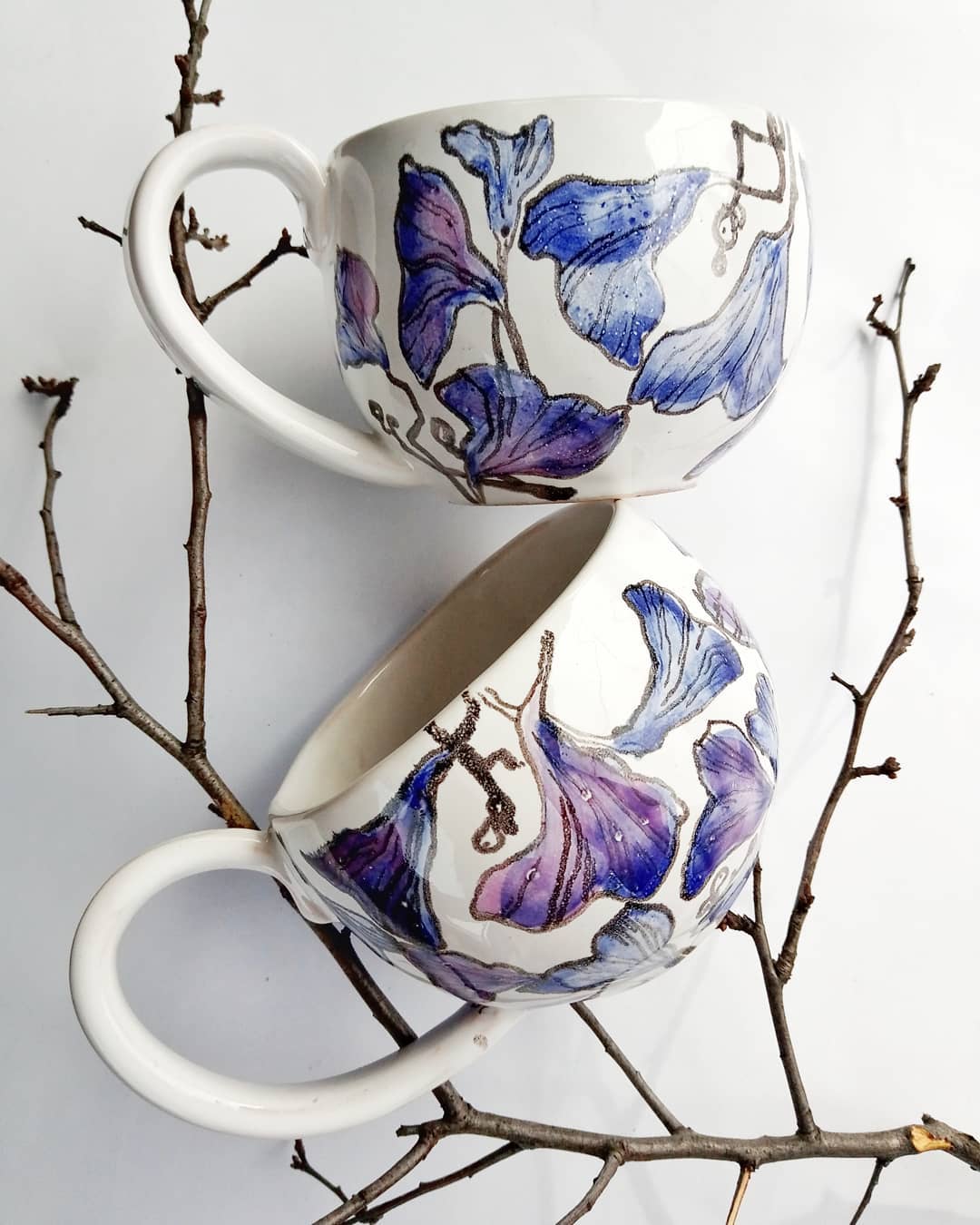 Горнятка з листочками гільго,  ємність ьлизько 350 мл.  #ceramics #potteryart #pottery #art #handmade #craft #cup #clay #cups #кераміка #горнятка #посуд #чашки #кружки #розпись #ручнаяработа #арт — авторський виріб ручної роботи з гутного скла / порцеляни, майстерня Jane and Mery