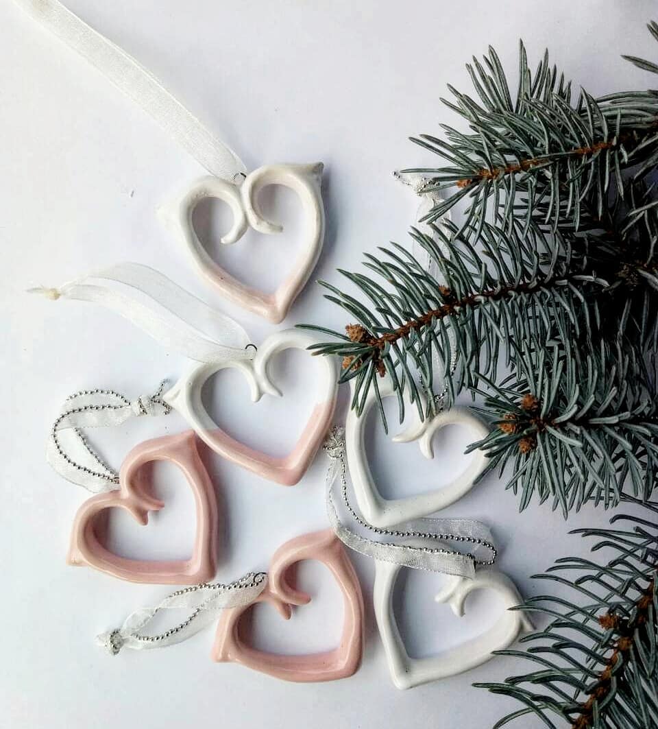 Сердечка знайшли свій дім в Києві.  Зроблено на замовлення.  #ceramics #pottery #craft #cristmas #handmade #loveceramic #homesweethome #hearts #newyeardecoration #decoration #кераміка #сердечко #декор #декордлядома #новорічнийдекор #новогоднийдекор #арт #ручнаяработа #купуйукраїнське — авторський виріб ручної роботи з гутного скла / порцеляни, майстерня Jane and Mery