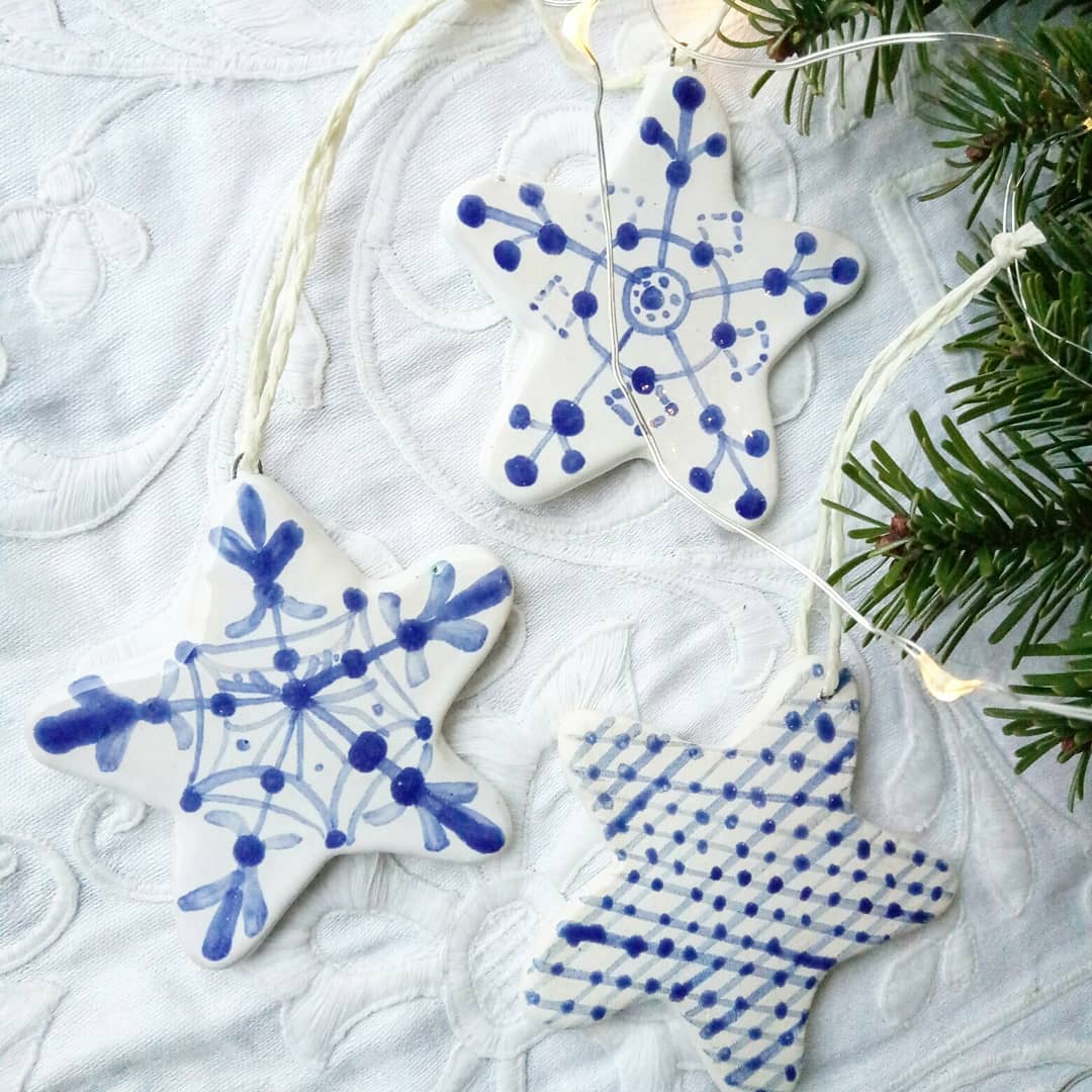 Зірочки та сніжиночки для вашого новорічного декору. #ceramics #pottery #art #handmade #craft #newyeardecoration #decor #decoration #homesweethome #homedecor #snowflake #кераміка #купуйукраїнське #ручнаяработа #розпис #снежинки #зірки #декор #декордлядома #арт #новорічнийдекор #новогоднийдекор — авторський виріб ручної роботи з гутного скла / порцеляни, майстерня Jane and Mery