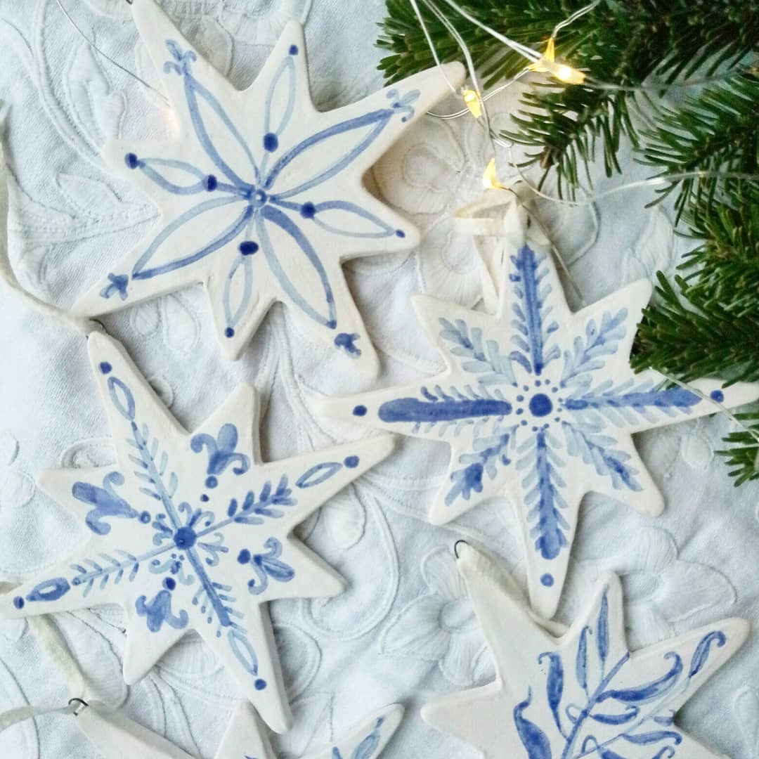 Зірочки та сніжиночки для вашого новорічного декору. #ceramics #pottery #art #handmade #craft #newyeardecoration #decor #decoration #homesweethome #homedecor #snowflake #кераміка #купуйукраїнське #ручнаяработа #розпис #снежинки #зірки #декор #декордлядома #арт #новорічнийдекор #новогоднийдекор — додатковий ракурс 2, ручна робота майстерні Jane and Mery