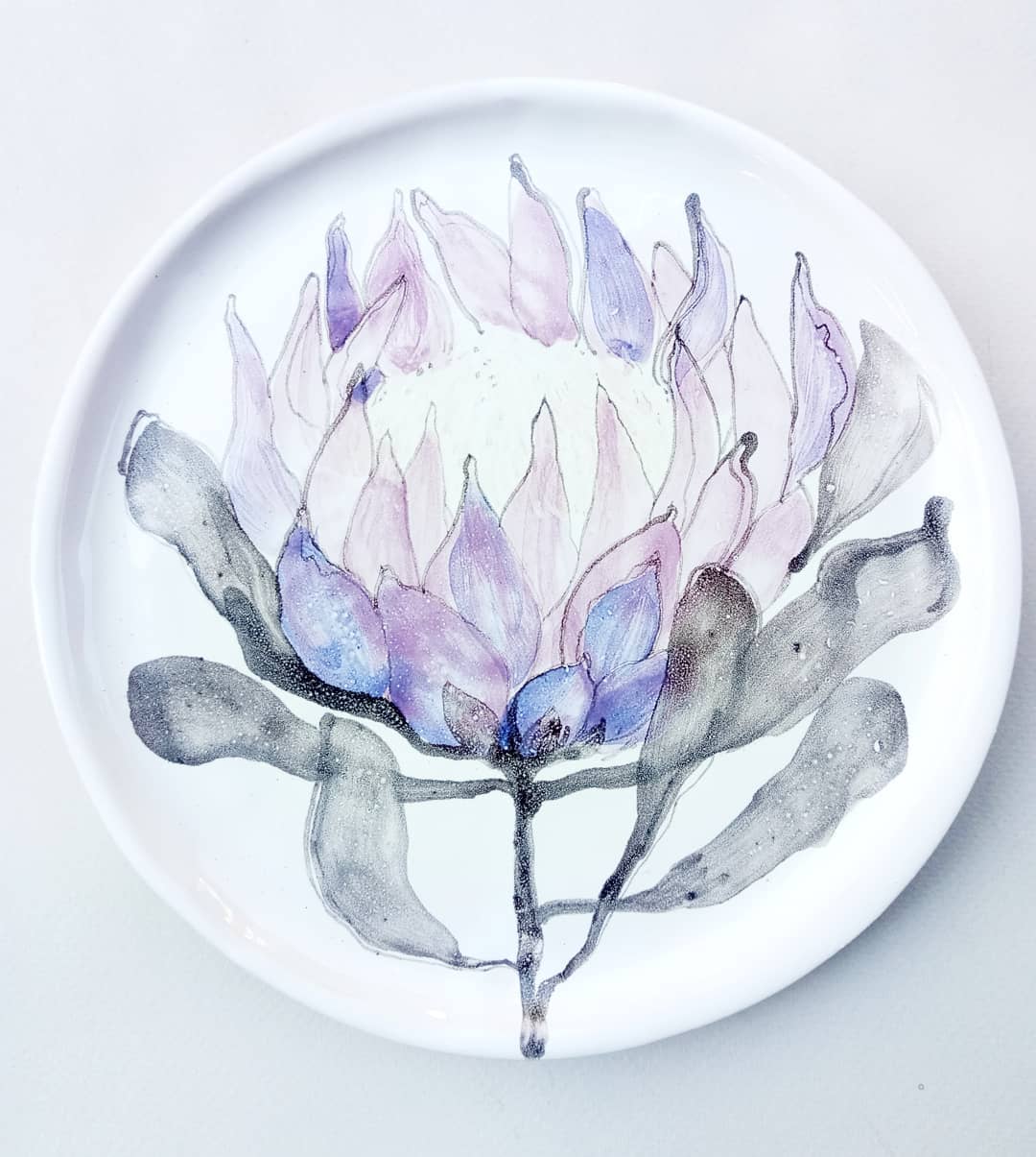 Протея в наявності,  розмір 20см. Вартість 320 Гр.  #ceramics #pottery #potteryaer #loveceramics #handmade #craft #table #plate #protea #kitchendesign #homedecor #керамика #посуд #тарілка #розпис #протея #декор #квіти #арт #ручнаяработа — авторський виріб ручної роботи з гутного скла / порцеляни, майстерня Jane and Mery
