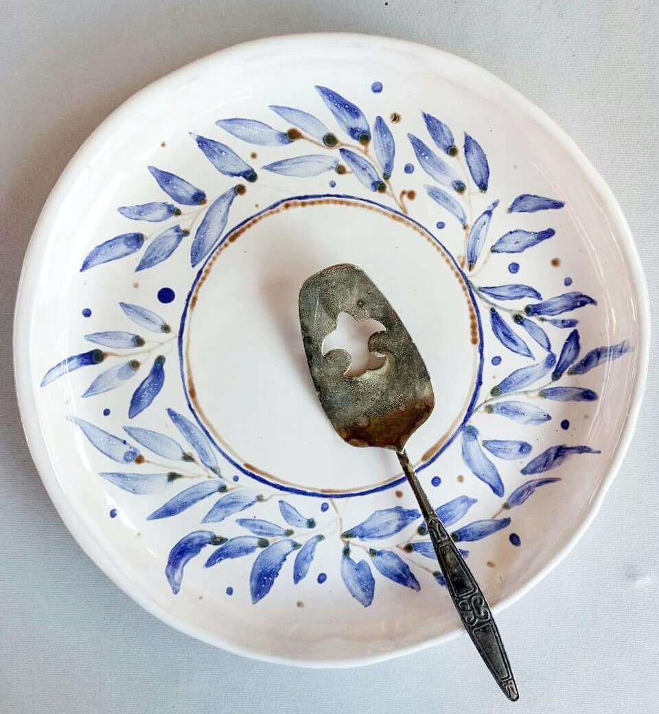 Тарілка з листочками , розмір 22см.  #ceramictableware #ceramics #pottery #table #plate #present #kitchen #leaf #loveceramics #potteryart #decor #art #homesweethome #madeinua #кераміка #посуд #тарелка #листья #розпис #ручнаяработа #арт #декор #купуйукраїнське — авторський виріб ручної роботи з гутного скла / порцеляни, майстерня Jane and Mery