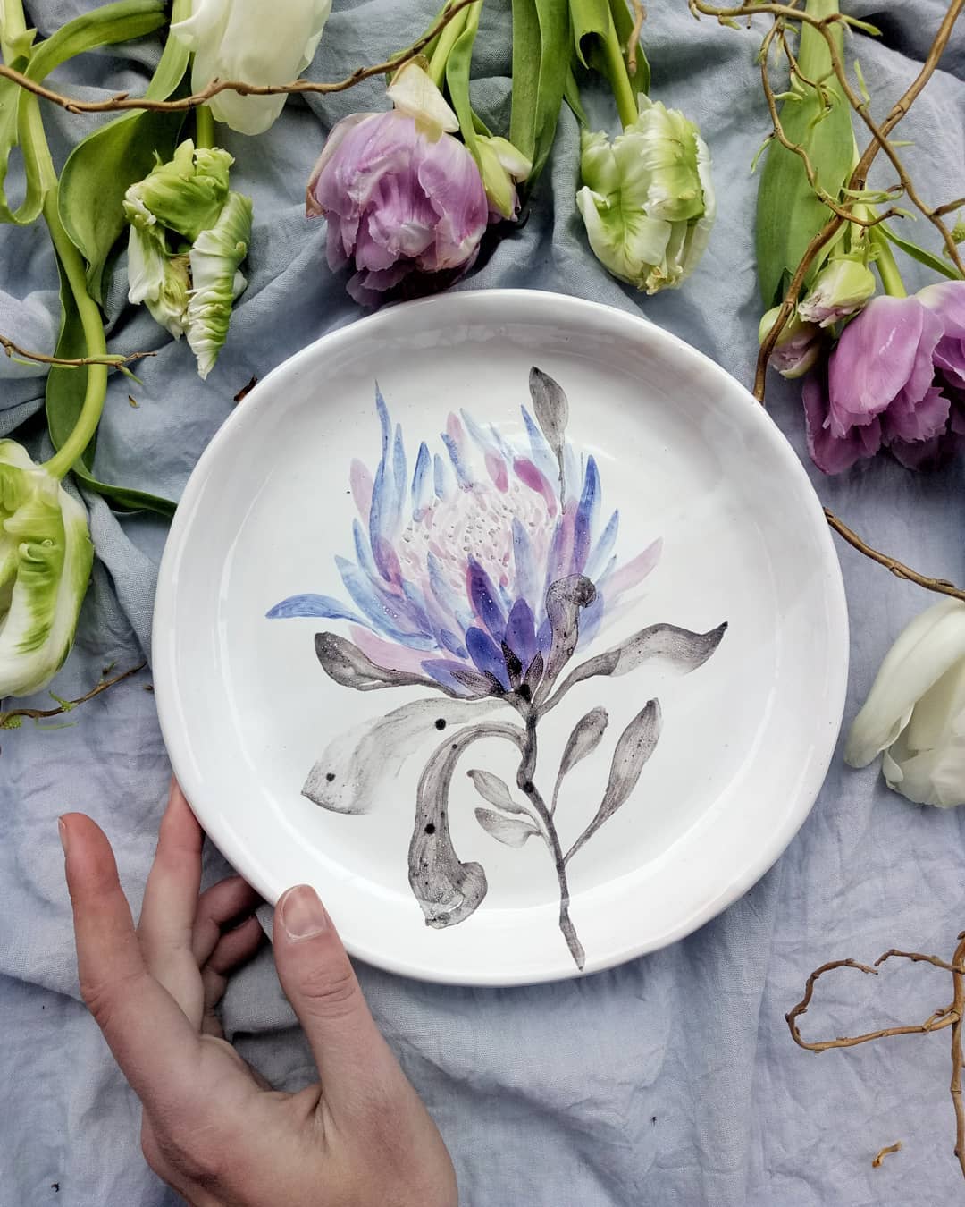 Тарілка з протеєю, розмір 22см.  #ceramictableware #ceramics #potteryart #pottery #art #table #plate #spring #tulips #proteya #craft #clay #decoration #handmade #кераміка #посуд #протея #весна #квіти #тюльпан #розпис #тарілка #ручнаяработа — авторський виріб ручної роботи з гутного скла / порцеляни, майстерня Jane and Mery