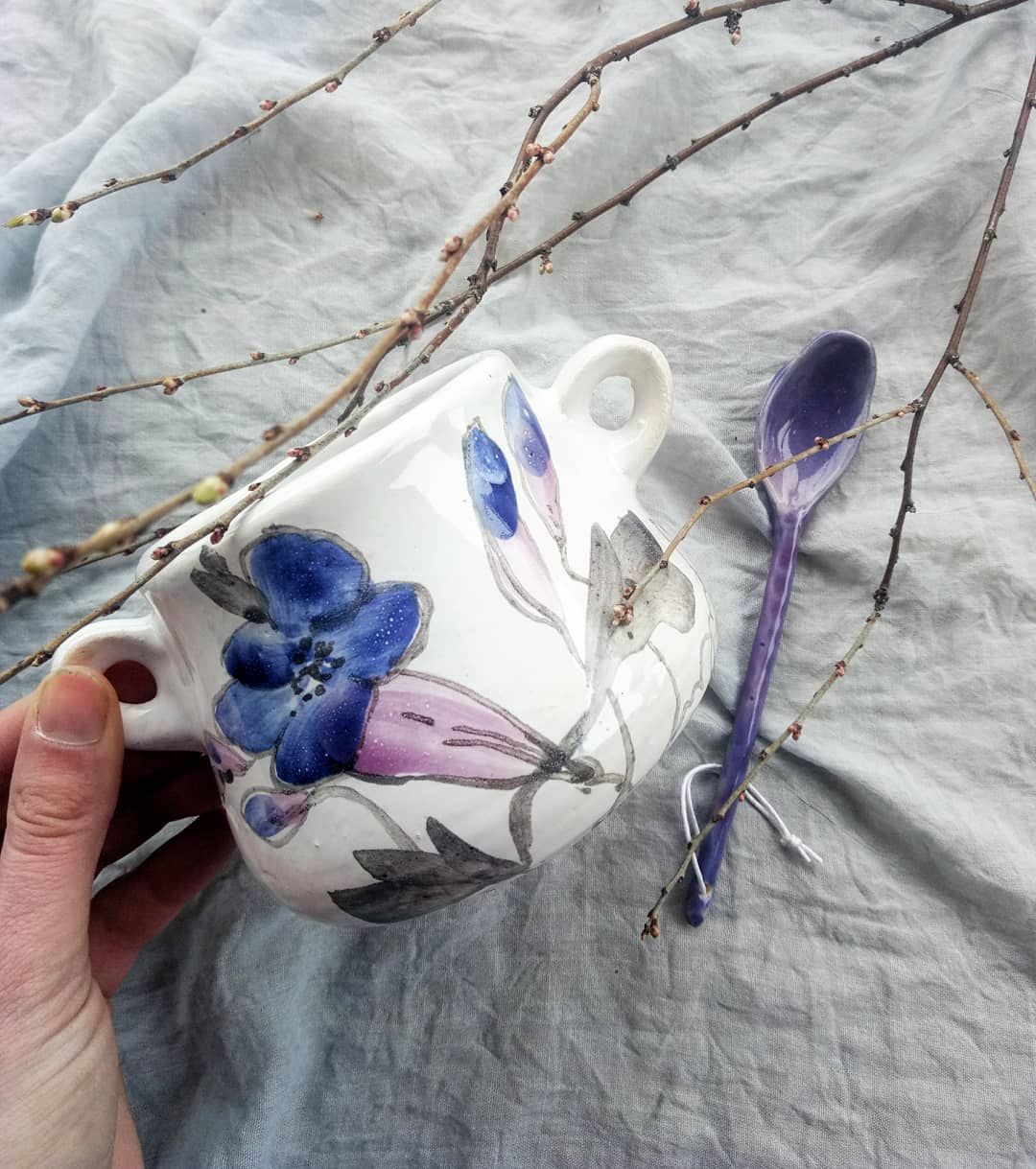 Цукорниця з розписом  #ceramics #potteryart #pottery #art #decor #flowers #spring #spoon #кераміка #посуд #цукорниця #розпис #арт #декор #ложечки #квіти #весна — авторський виріб ручної роботи з гутного скла / порцеляни, майстерня Jane and Mery
