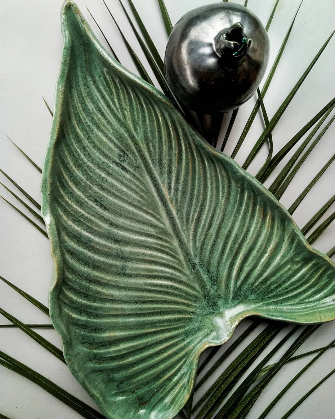 Тарілка листок розмір 26×37. Гранатик кольору металу.  #ceramictableware #ceramics #potteryart #art #table #plate #leaf #craft #handmade #decor #decoration #тарелка #тарілка #листок #листья #кераміка #гранат #ручнаяработа #декор #арт — авторський виріб ручної роботи з гутного скла / порцеляни, майстерня Jane and Mery
