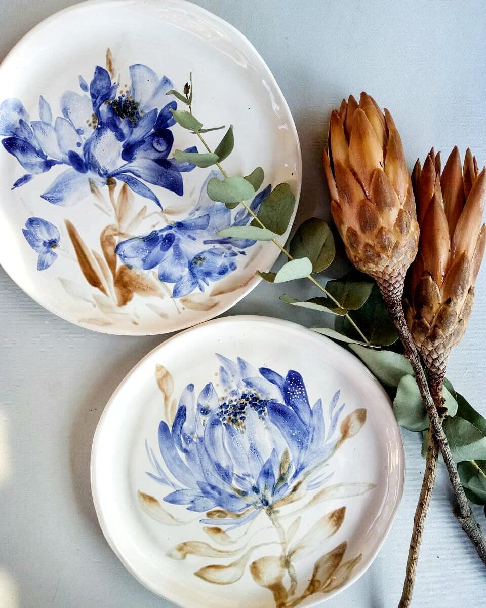 Тарілочки з розписом, розмір 20 см.   #ceramictableware #ceramics #potteryart #pottery #art #flowers #decor #homesweethome #kitchen #craft #handmade #plate #table #clay #madeinua #protea #кераміка #арт #квіти #протея #тарілки #посуд #купуйукраїнське #кухня #декор #ручнаяработа #розпись — авторський виріб ручної роботи з гутного скла / порцеляни, майстерня Jane and Mery