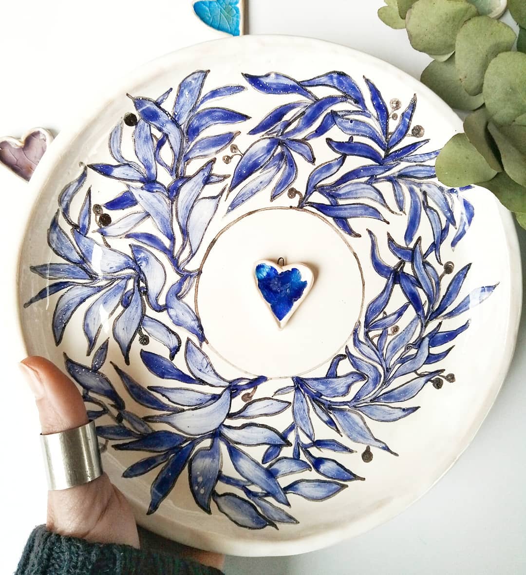 Тарілка з розписом,  розмір 22см.  #ceramictableware #ceramics #craft #handmade #potteryart #pottery #art #table #plate #leaf #painting #decor #homesweethome #homedecor #кераміка #тарілка #розпись #розпис #листочки #листья #ручнаяработа #купуйукраїнське — авторський виріб ручної роботи з гутного скла / порцеляни, майстерня Jane and Mery