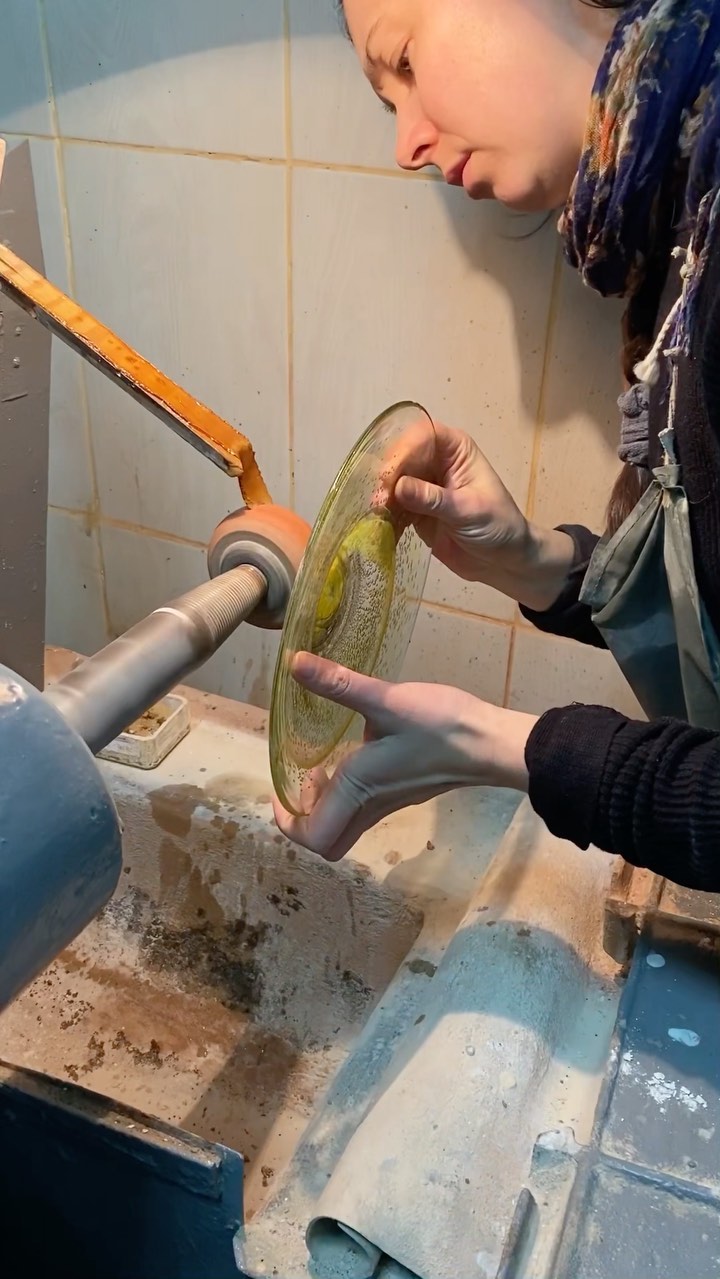Після Ваших реакцій на вчорашні  історії зі склом, зрозуміла що потрібно більше показувати процес, особливо шліфування ( холодна обробка). Так, це небезпечно, в Яни багато разів при шліфуванні на крузі, виривало роботу з рук, і ця неконтольована штука може влетіти будь куди, тому треба мати скіл . Вчора Янині руки не постраждали , лиш кріпатура — авторський виріб ручної роботи з гутного скла / порцеляни, майстерня Jane and Mery