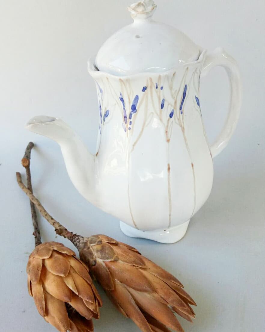 Чайничок з розписом,  ємністю 1л. #внаявності_jm #ceramics #pottery #kettle #craft #handmade #loveceramic #art #decor #homesweethome #kitchen #protea #madeinua #кераміка #посуд #чайник #розпись #арт #ручнаяработа #купуйукраїнське — авторський виріб ручної роботи з гутного скла / порцеляни, майстерня Jane and Mery