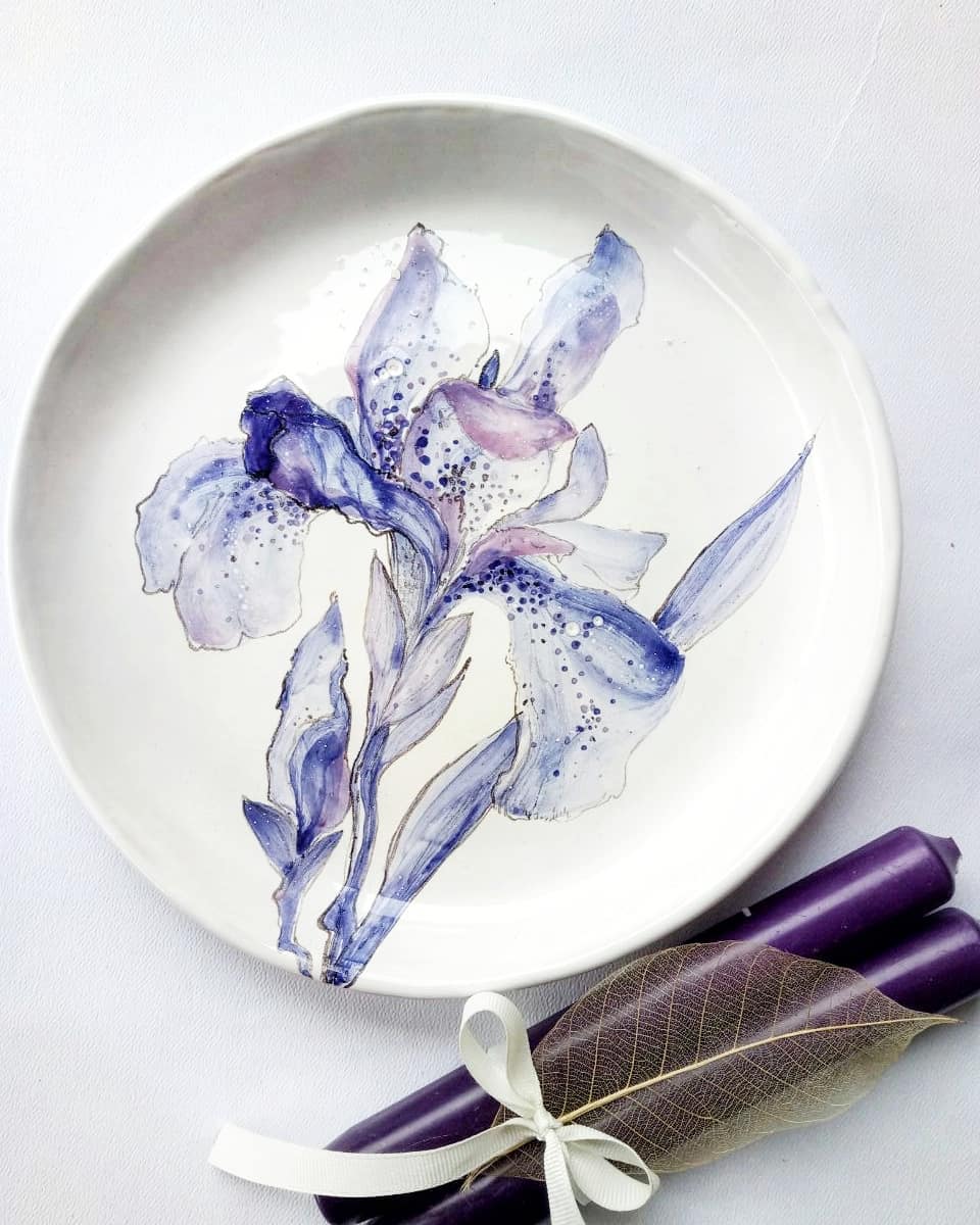 Тарілка з ірисом 22см.  #ceramictableware #ceramics #potteryart #pottery #art #loveceramic #plate #table #iris #paintingart #craft #handmade #madeinua #homesweethome #homedecor #decor #kitchen #кераміка #тарілка #розпись #ірис #ирис #купуйукраїнське #декор #ручнаяработа — авторський виріб ручної роботи з гутного скла / порцеляни, майстерня Jane and Mery