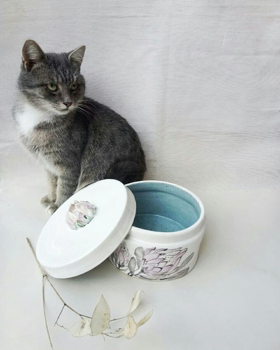 Без нього не проходить жоден процес нашої роботи,  особливо фотографування . Скринька з протеєю розміром 16*18, об'єм 1.200 л. — авторський виріб ручної роботи з гутного скла / порцеляни, майстерня Jane and Mery