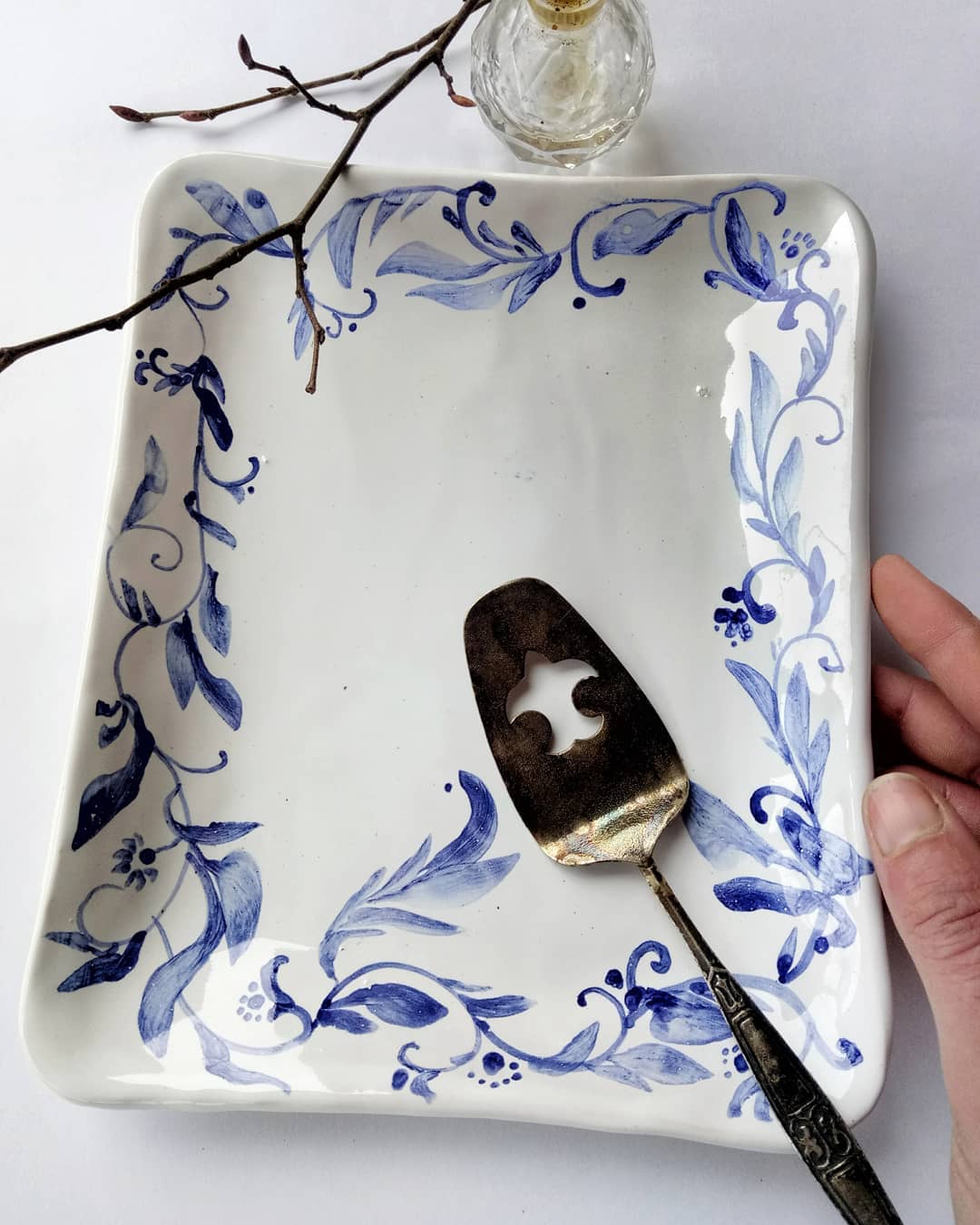 Розмір тарілки 18×22 #ceramictableware #ceramics #potteryart #pottery #art #table #plate #handmade #craft #kitchen #кераміка #посуд #тарелка #тарілка #розпись #розпис #орнамент — авторський виріб ручної роботи з гутного скла / порцеляни, майстерня Jane and Mery