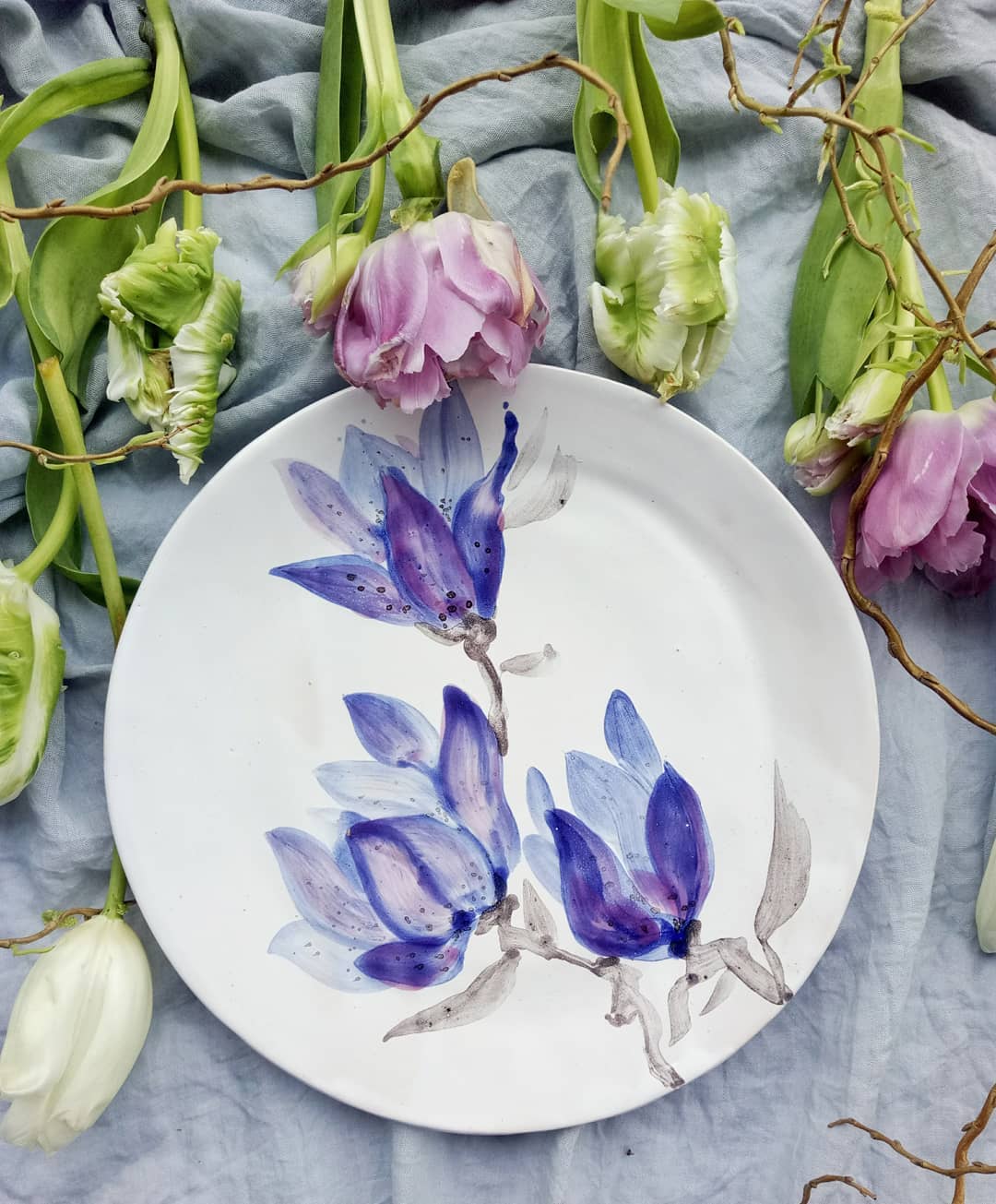 Розмір 23см.  #ceramictableware #ceramics #potteryart #pottery #art #plate #table #flowers #spring #decoration #handmade #craft #instapottery #loveceramics #magnolia #clay #кераміка #тарелка #магнолия #розпись #арт #декор #весна #квіти — авторський виріб ручної роботи з гутного скла / порцеляни, майстерня Jane and Mery