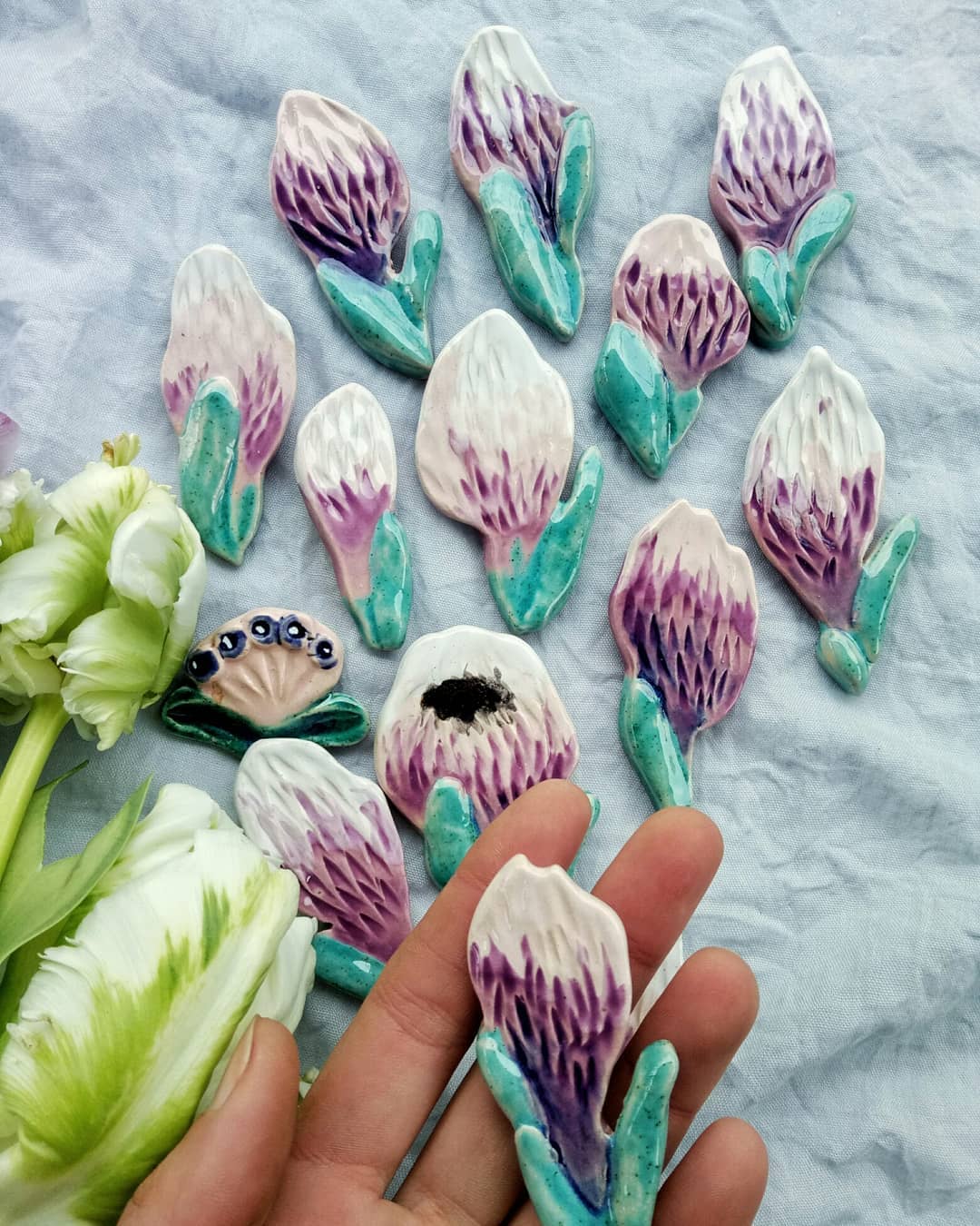 В наявності нові брошки квіти та пташки. #внаявності_jm #ceramics #potteryart #pottery #art #flowers #birds #glass #jewelry #handmade #craft #spring #proteya #кераміка #арт #брошки #Броші #квіти #протея #кали #весна #пташки #скло #стекло #прикраси — авторський виріб ручної роботи з гутного скла / порцеляни, майстерня Jane and Mery