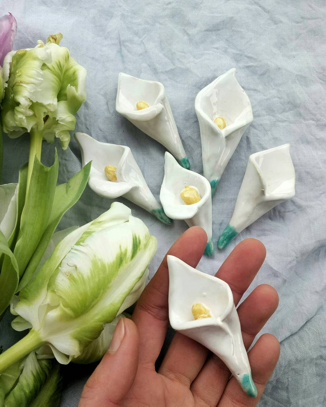 В наявності нові брошки квіти та пташки. #внаявності_jm #ceramics #potteryart #pottery #art #flowers #birds #glass #jewelry #handmade #craft #spring #proteya #кераміка #арт #брошки #Броші #квіти #протея #кали #весна #пташки #скло #стекло #прикраси — додатковий ракурс 2, ручна робота майстерні Jane and Mery
