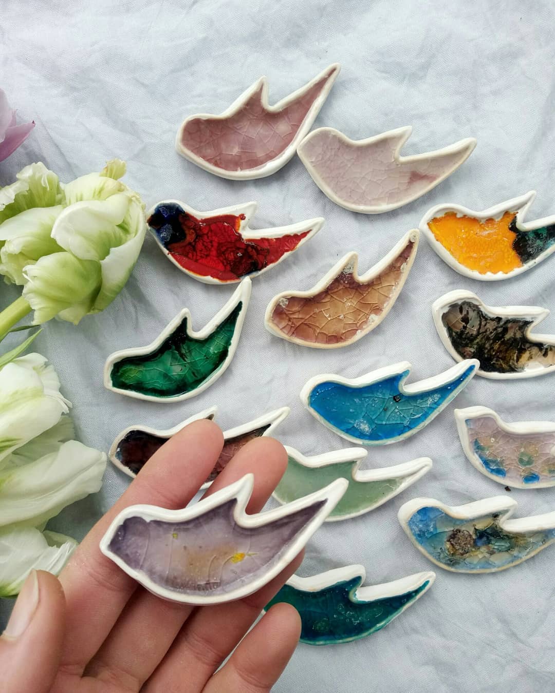 В наявності нові брошки квіти та пташки. #внаявності_jm #ceramics #potteryart #pottery #art #flowers #birds #glass #jewelry #handmade #craft #spring #proteya #кераміка #арт #брошки #Броші #квіти #протея #кали #весна #пташки #скло #стекло #прикраси — додатковий ракурс 3, ручна робота майстерні Jane and Mery