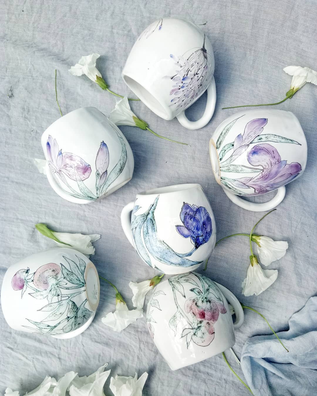 Горнятка піони,  іриси,  тюльпани,  цибуля  ємність близько 350мл.  #ceramic #pottery #potteryart #potterycup #flowers #cups #ceramiccup #art #craft #handmade #decor #kitchendesign #clay #loveceramic #керамика #посуд #горнятка #чашки #кружки #керамическиечашки #арт #розпис #квіти — авторський виріб ручної роботи з гутного скла / порцеляни, майстерня Jane and Mery