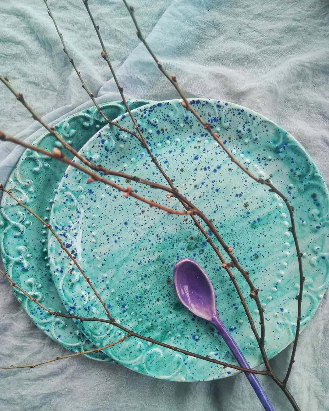 Можна повторити на замовлення.  Тарілки з фактурою розміром 23см.  #ceramictableware #ceramics #potteryart #pottery #art #table #plate #decor #decoration #homesweethome #homedecor #craft #clay #faktura #spoon #spring #кераміка #глина #тарелка #тарілка #посуд #декор #арт #ложка — авторський виріб ручної роботи з гутного скла / порцеляни, майстерня Jane and Mery