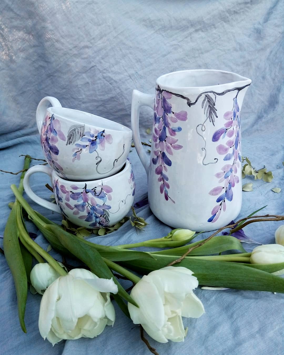 Набір з гліцинією . Графін близько 1л. Горнятка 350мл. #ceramics #potteryart #pottery #art #cup #cups #decoration #flowers #craft #handmade #кераміка #кружки #горнятка #чашки #графін #розпис #гліцинія #квіти #декор #арт — авторський виріб ручної роботи з гутного скла / порцеляни, майстерня Jane and Mery