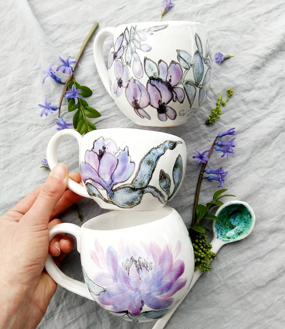 Горнятка  350мл.  #ceramics #ceramic #potteryart #pottery #art #cup #cups #art #decoration #handmade #craft #кераміка #горнятка #чашки #кружки #розпис #квіти #арт #декордлядома #декор #ручнаяработа — авторський виріб ручної роботи з гутного скла / порцеляни, майстерня Jane and Mery