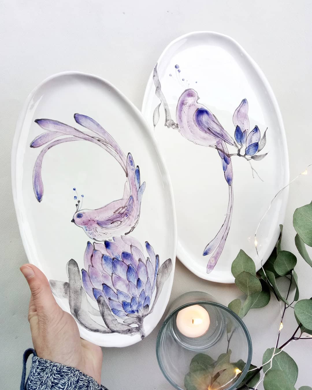 Тарілки з пташками,  розмір 16×19, вартість одної тарілки 440 гр.  #керамика #розпис #тарілка #птахи #ceramic #potteryart #pottery #ceramictableware #birdflowers — авторський виріб ручної роботи з гутного скла / порцеляни, майстерня Jane and Mery