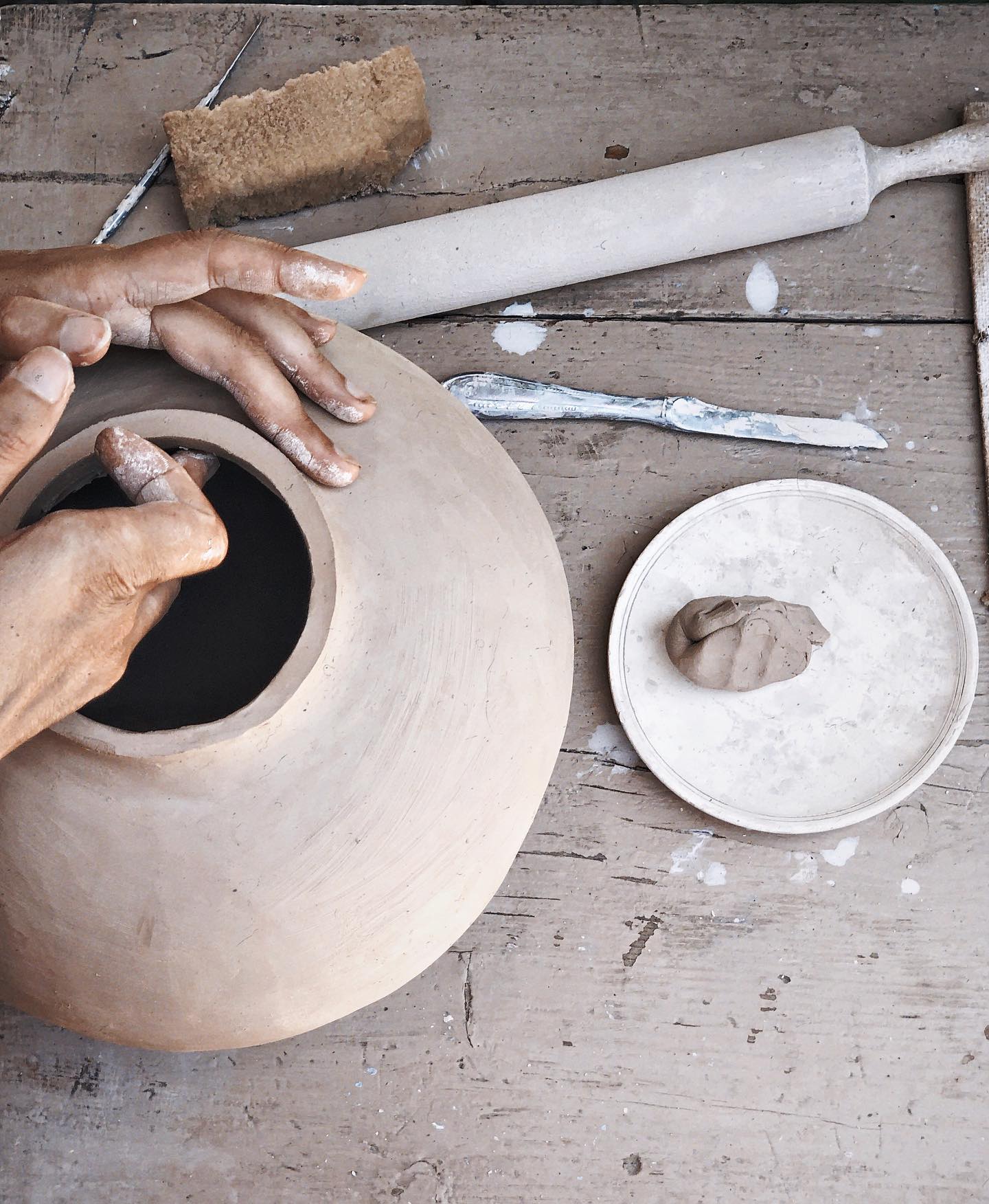 Ручна ліпка, це наша медитація   #loveceramic #ceramics #handmade #керамикаукраина #potterydesign #pottery #ceramic #craft #clay #ручналіпка — авторський виріб ручної роботи з гутного скла / порцеляни, майстерня Jane and Mery